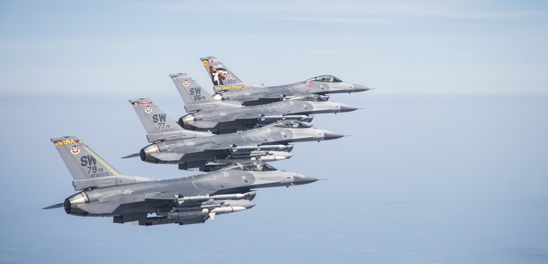 Image of F-16s flying in formation